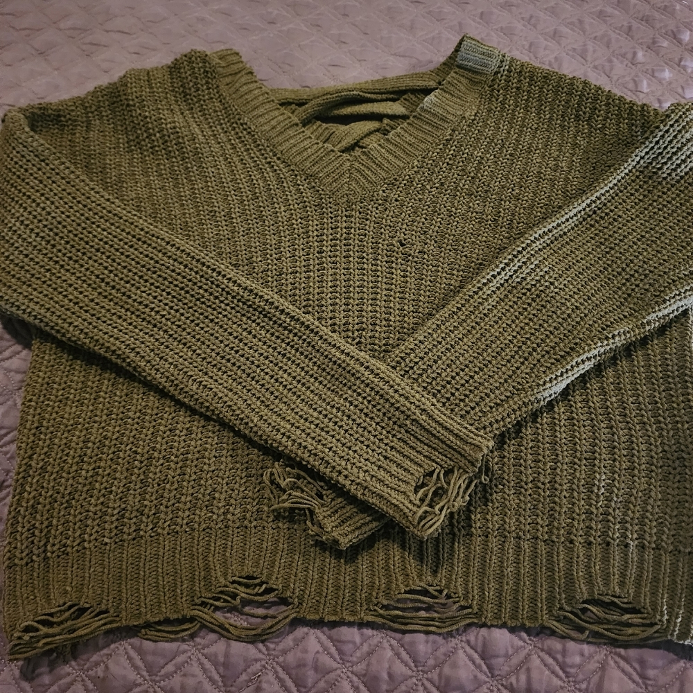 Derek Heart Frayed Edge Cropped Sweater in Olive Green